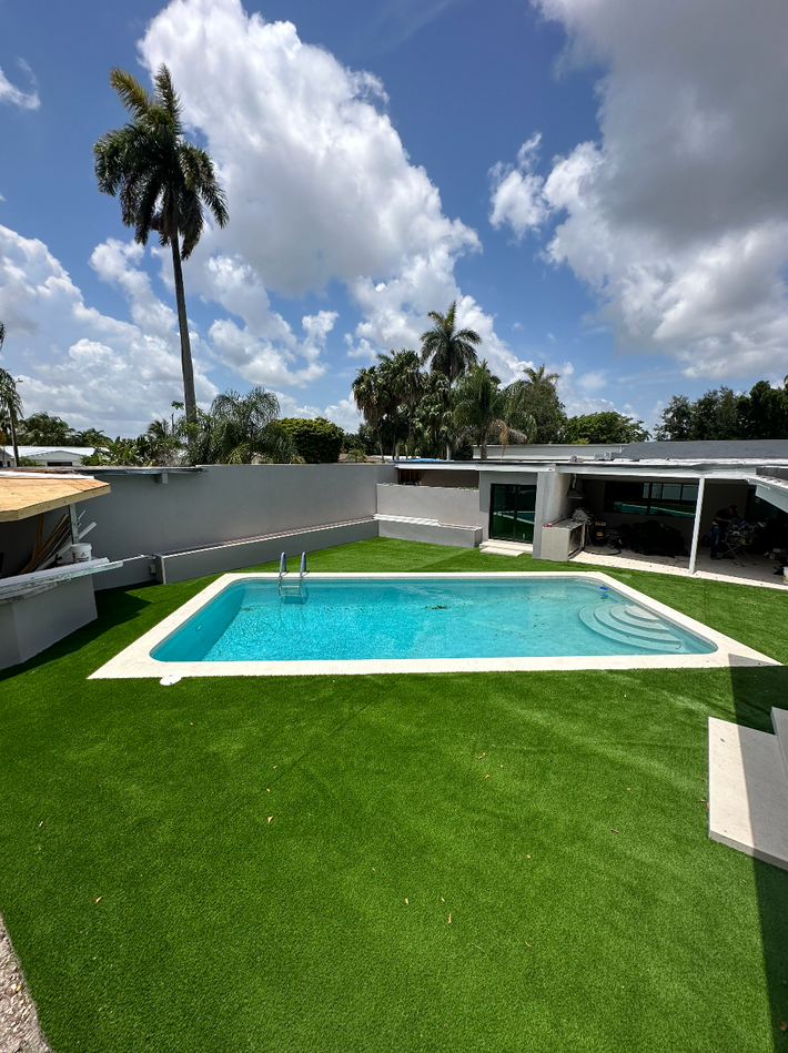 Full yard makeover using synthetic grass for a vibrant lawn in Miami